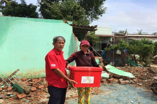 Cán bộ Hội Chữ thập đỏ Việt Nam trao nhu yếu phẩm cần thiết cho người dân sau bão ở Tuy Hòa, Tuy Phước, Bình Định. Nguồn: Internet