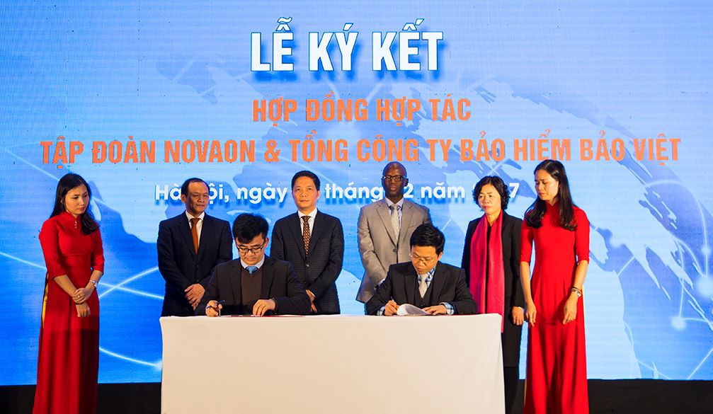 Ông Nguyễn Quang Hưng - Phó Tổng Giám đốc TCT Bảo hiểm Bảo Việt ký kết cùng ông Nguyễn Minh Quý - Chủ tịch HĐQT, Tổng Giám đốc Tập đoàn Digital Novaon.
