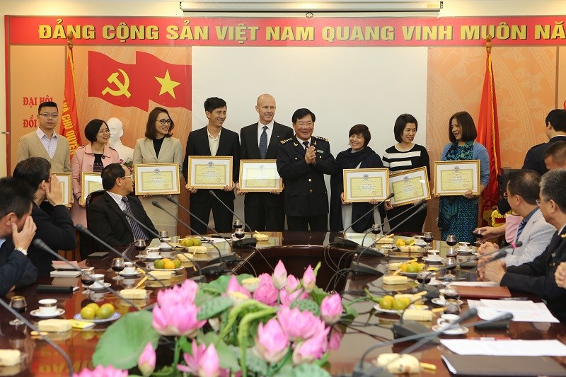 Ông Nguyễn Văn Trường, Cục trưởng Cục Hải quan TP. Hà Nội trao Giấy khen cho 30 doanh nghiệp tiêu biểu trong hoạt động xuất nhập khẩu năm 2016.