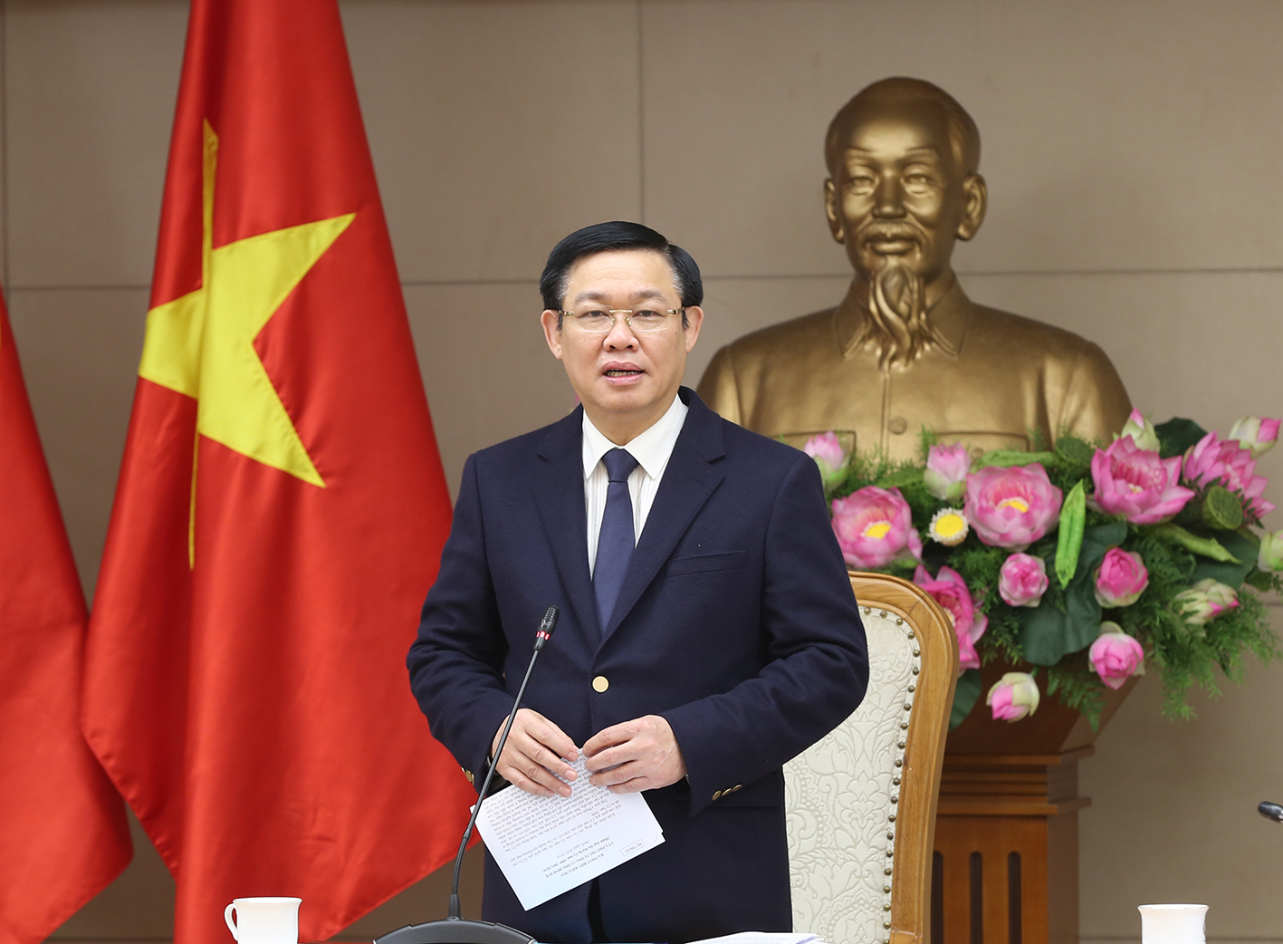 Phó Thủ tướng Vương Đình Huệ phát biểu chỉ đạo tại cuộc họp.