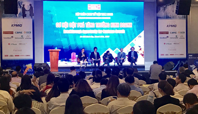 Các chuyên gia kinh tế cùng phân tích, thảo luận về hướng phát triển kinh  tế Việt Nam năm 2018. (Ảnh: Báo Công thương)