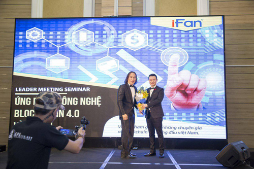 Ông Vũ Hữu Lợi (trái) tại một buổi hội thảo thu hút đầu tư vào iFan của Modern Tech. Nguồn: Internet