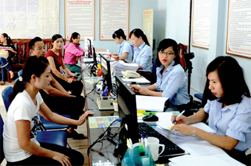 Cán bộ Phòng Bảo hiểm thất nghiệp, Trung tâm Dịch vụ Việc làm tỉnh Bắc Ninh tuyên truyền, tư vấn chính sách bảo hiểm cho người lao động. Nguồn: Internet
