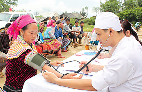 Khám bệnh bảo hiểm y tế cho đồng bào dân tộc miền núi. Nguồn: Internet