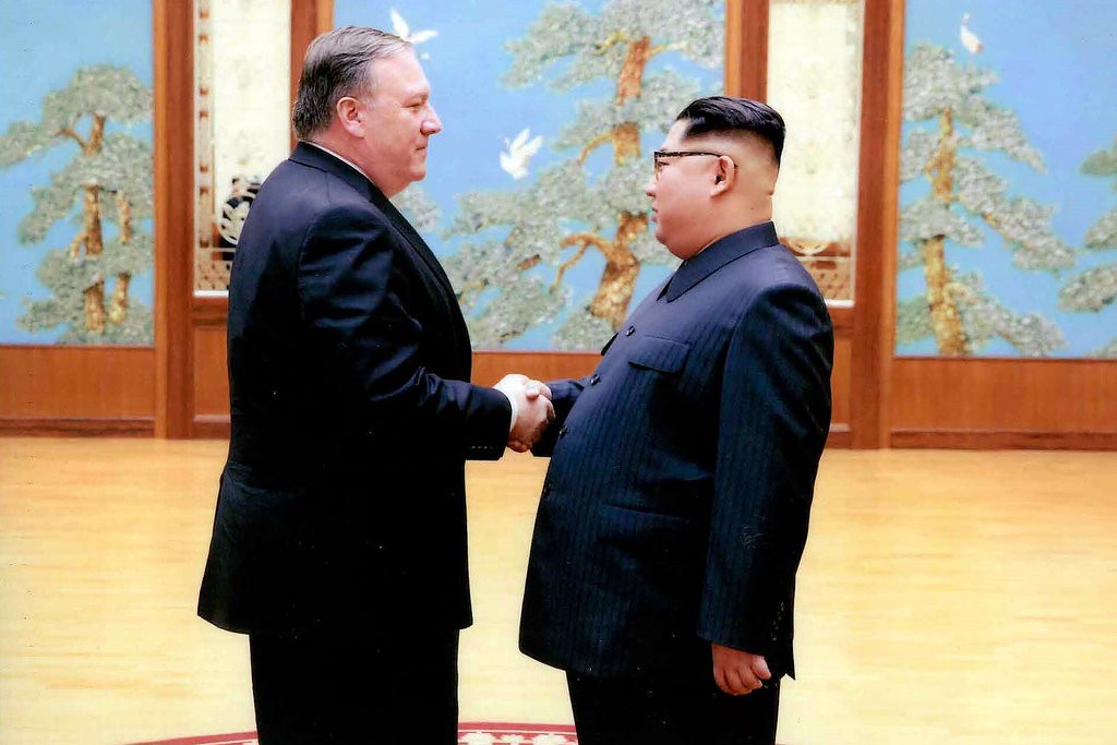 Ông Pompeo gặp gỡ nhà lãnh đạo Kim Jong-un hồi tháng trước. Nguồn: AP