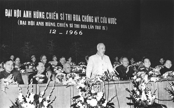 Chủ tịch Hồ Chí Minh thăm và nói chuyện tại Đại hội Anh hùng, chiến sĩ thi đua chống Mỹ cứu nước lần thứ 4 (30-12-1966). Nguồn: Internet