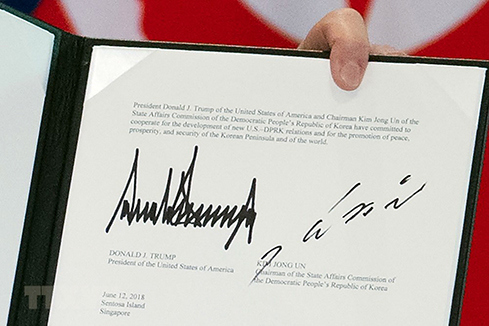 Văn kiện chung lưu lại chữ ký của Tổng thống Mỹ Donald Trump (trái) và của nhà lãnh đạo Triều Tiên Kim Jong-un (phải) tại Sentosa, Singapore ngày 12/6. Nguồn: Internet