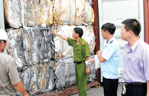 Lực lượng Cảnh sát môi trường phối hợp với Hải quan phát hiện và xử lý các trường hợp nhập rác thải về Hải Phòng. Nguồn: Internet