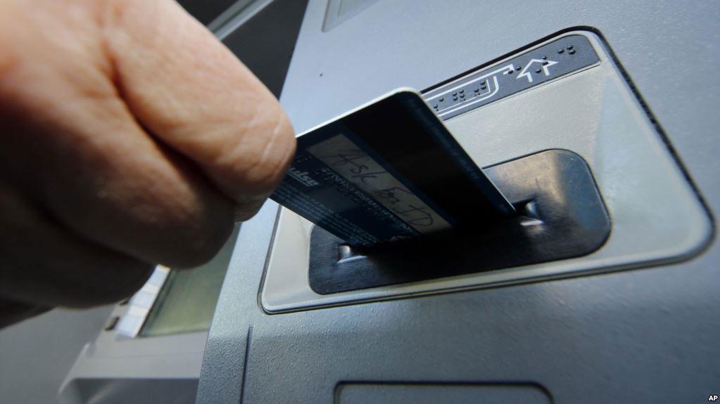 Các ngân hàng thương mại lớn muốn tăng phí dịch vụ rút tiền nội mạng ATM từ 15/7. Nguồn: Internet