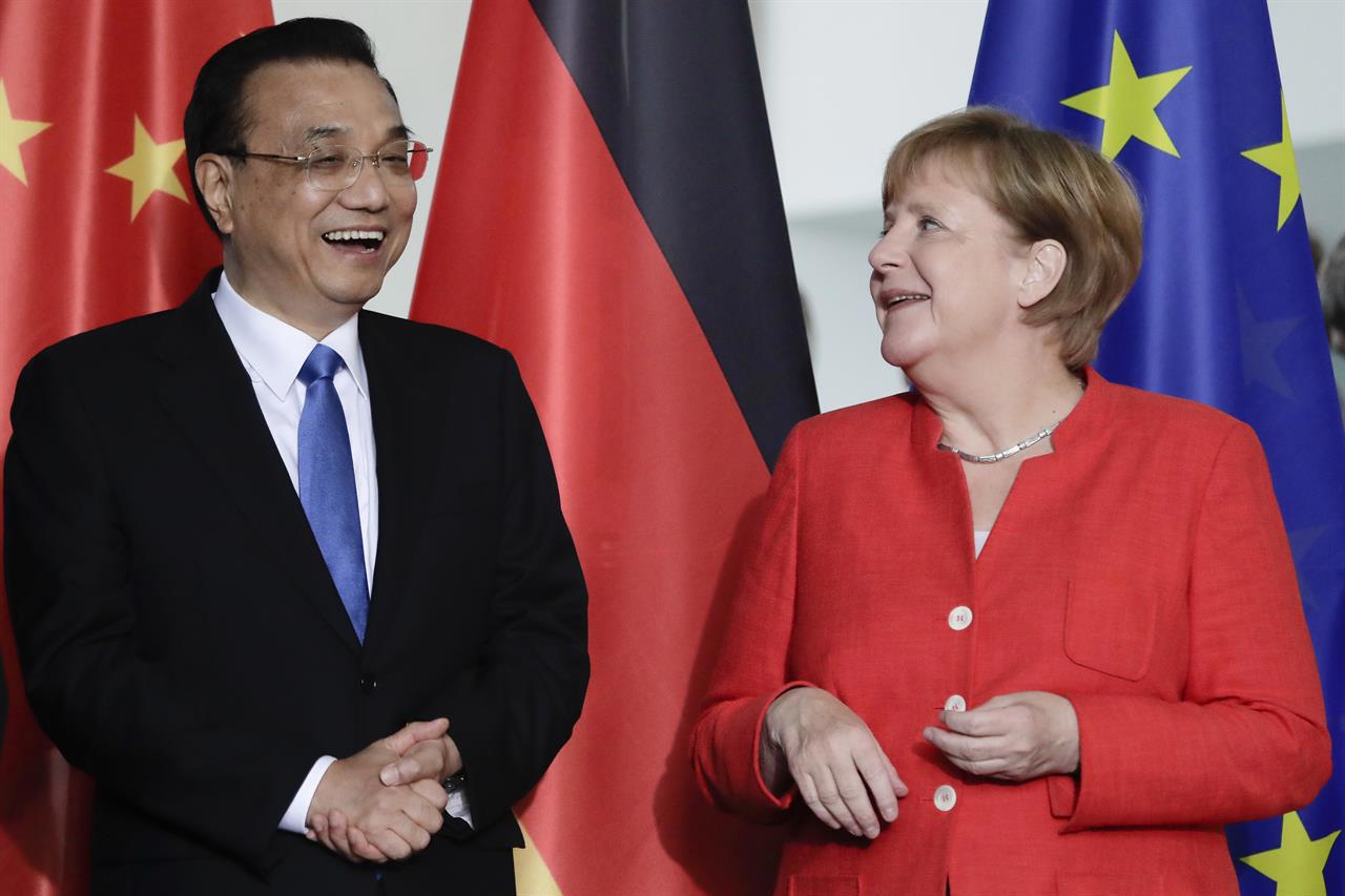 Thủ tướng Đức Angela Merkel (phải) và người đồng cấp Trung Quốc Lý Khắc Cường (trái) tại cuộc tham vấn liên Chính phủ Đức - Trung lần thứ 5 tại thủ đô Berlin ngày 9/7/2018. Nguồn: Internet