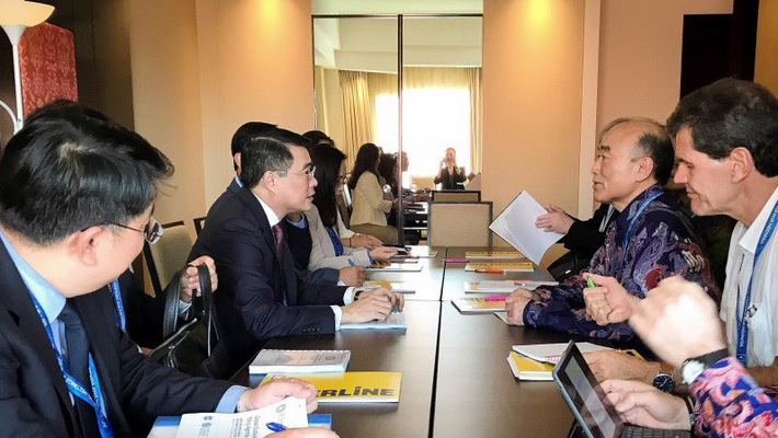 Thống đốc Ngân hàng Nhà nước Việt Nam Lê Minh Hưng tiếp ông Mitsuhiro Furusawa - Phó tổng giám đốc Quỹ Tiền tệ Quốc tế (IMF), bên lề hội nghị - Ảnh: SBV