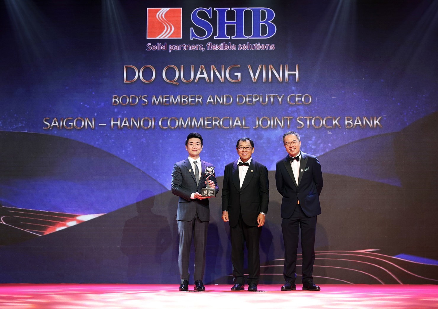 Ông Đỗ Quang Vinh (bên trái), Thành viên HĐQT kiêm Phó tổng giám đốc SHB được vinh danh là “Doanh nhân Châu Á xuất sắc ngành dịch vụ tài chính”
