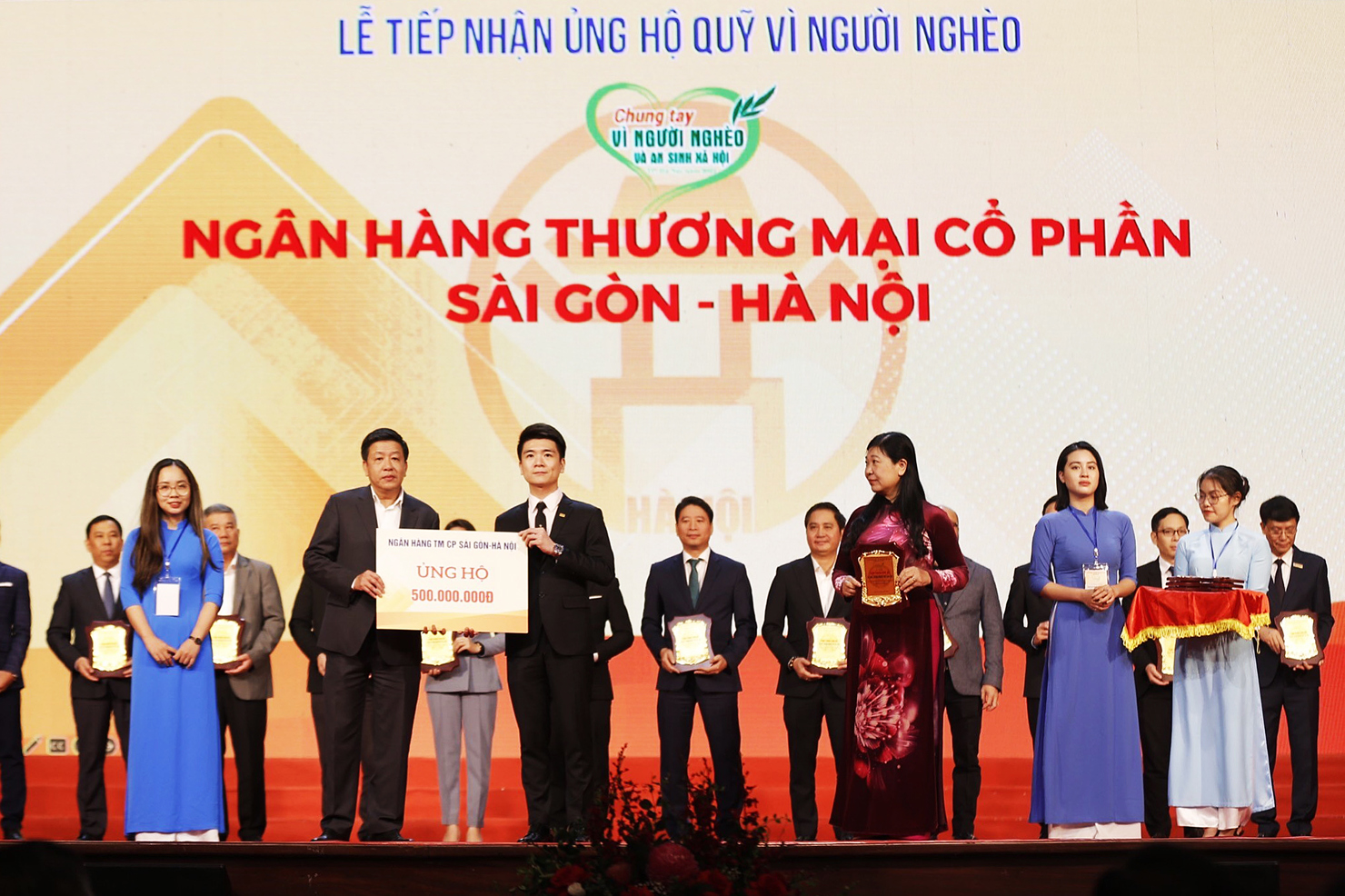 Thành viên HĐQT Đỗ Quang Vinh đại diện SHB ủng hộ 500 triệu đồng cho quỹ Vì người nghèo Tp Hà Nội