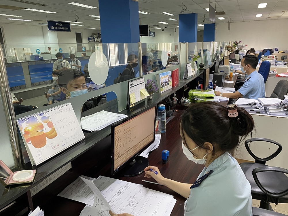 Hoạt động nghiệp vụ tại Chi cục Hải quan cửa khẩu sân bay quốc tế Tân Sơn Nhất. Ảnh: Thu Hòa