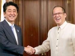 Thủ tướng Nhật Bản Shinzo Abe và Tổng thống Philippines Benigno Aquino III trước cuộc hội đàm ở Manila hôm 27/7. Nguồn: internet