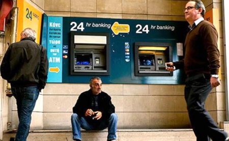 Khách hàng đang chờ rút tiền từ ATM sau khi Bank of Cyprus trở lại hoạt động. Nguồn: internet