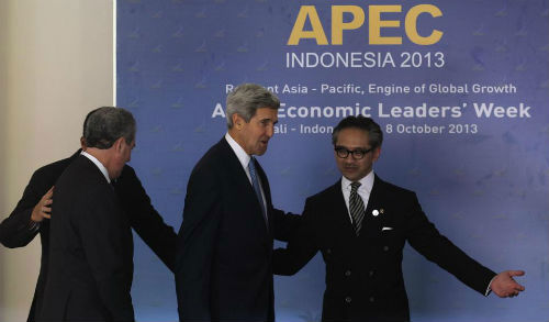 goại trưởng Mỹ John Kerry (giữa) và Ngoại trưởng Indonesia Marty Natalegawa (ngoài cùng bên phải) tại Hội nghị thượng đỉnh APEC (1/10-8/10). Nguồn: internet