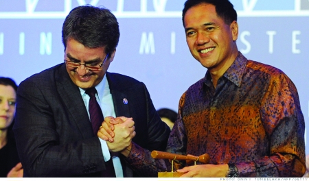 Cái bắt tay đầy thiện ý giữa Tổng giám đốc WTO và Bộ trưởng Thương mại Indonesia khi “Gói Bali” được thông qua. Nguồn: internet