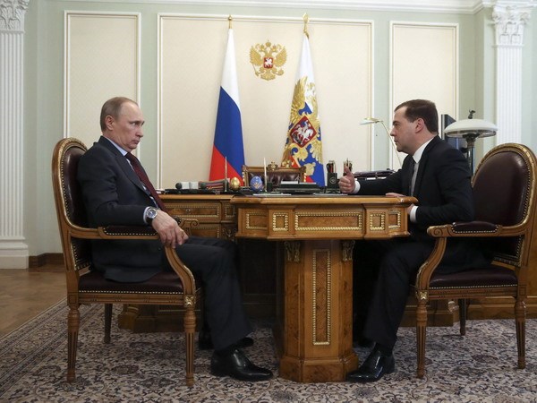 Tổng thống Nga Vladimir Putin (trái) gặp Thủ tướng Nga Dmitry Medvedev (phải) tại Novo-Ogaryovo, ngoại ô thủ đô Moskva ngày 27/3. Nguồn: internet