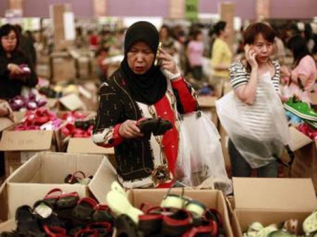 Người dân Indonesia mua sắm tại trung tâm thương mại. Nguồn: internet