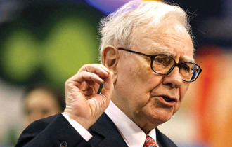 Sẽ khó có ai “đi vừa đôi giày” của Buffett, nhất là khi một mình ông đảm đương tới 3 vị trí. Nguồn: internet