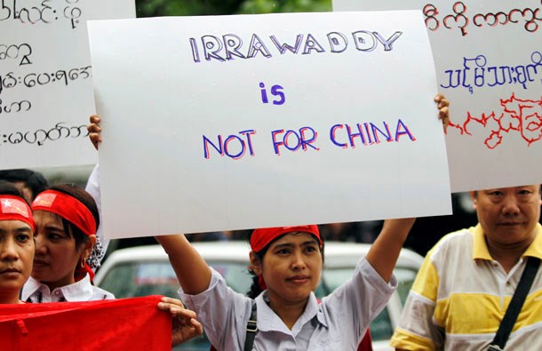 Người dân Myanmar biểu tình phản đối dự án xây dựng nhà máy thủy điện Myitsone do Trung Quốc đầu tư xây dựng trị giá 3,6 tỷ USD. Nguồn: internet