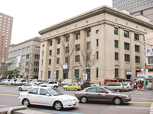 Korea First Bank là SOCB đầu tiên của Hàn Quốc được bán cho nhà đầu tư nước ngoài.