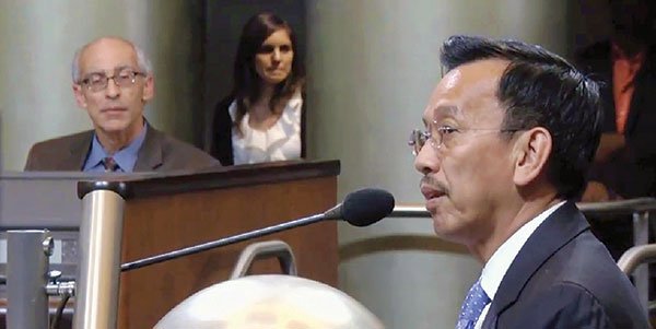 Ông David Dương, Tổng giám đốc CWS, điều trần trước Hội đồng thành phố Oakland hôm 30/7 để chứng minh năng lực công ty. Nguồn: internet
