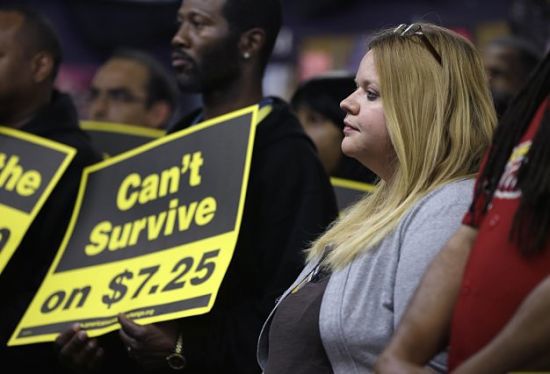 Người lao động Mỹ với tấm biển mang dòng chữ: “Không sống nổi với 7,25 USD”. Mức lương tối thiểu theo quy định liên bang ở Mỹ hiện là 7,25 USD/giờ. Nguồn: internet