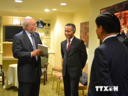 Giáo sư Jeffrey Schott (trái) trình bày về vấn đề TPP với các thành viên đoàn Việt Nam. (Ảnh: Quang Hòa/TTXVN)