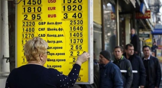 Bảng thông báo tỷ giá bên ngoài một điểm giao dịch ngoại tệ ở Kiev ngày 10/11. Đồng Hryvnia của Ukraine đang mất giá mạnh. Nguồn: internet