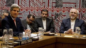 Ngoại trưởng Mỹ John Kerry (bìa trái) và người đồng cấp Iran Javad Zarif (bìa phải) gặp nhau tại Geneva hôm 22/2. Nguồn: internet