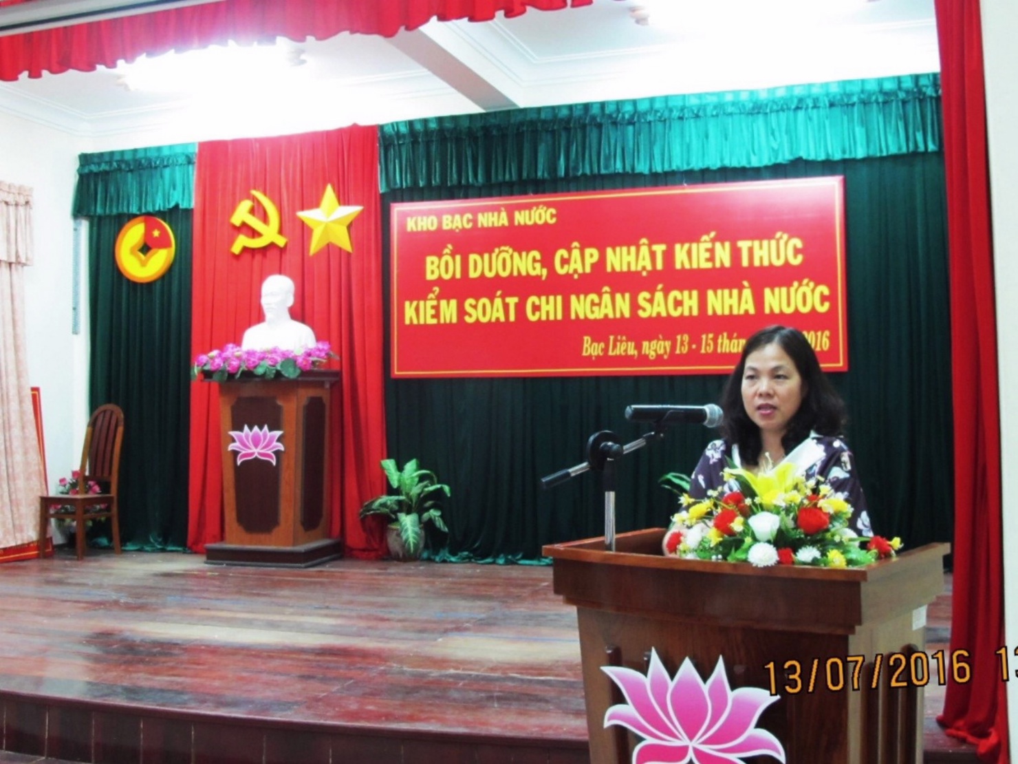 Đ/c Đặng Thị Thủy - Phó Tổng giám đốc KBNN phát biểu khai giảng lớp bồi dưỡng. Nguồn: internet