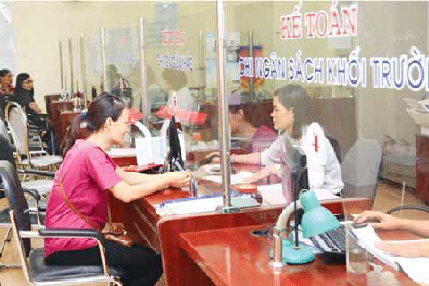 Cán bộ KBNN Nam Định hướng dẫn thủ tục thanh toán vốn ngân sách. Nguồn: internet