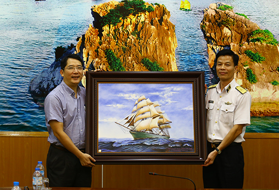Phó Tổng cục trưởng Cao Anh Tuấn thay mặt Đoàn công tác ngành Tài chính trao tặng Bộ Tư lệnh Hải quân bức tranh kỷ niệm. Nguồn: internet