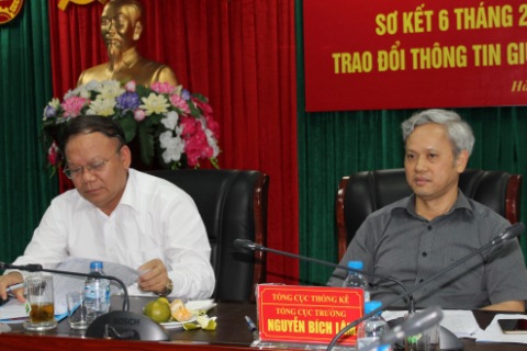 Ông Bùi Văn Nam, Tổng cục trưởng Tổng cục Thuế (trái) và ông Nguyễn Bích Lâm, Tổng cục trưởng Tổng cục Thống kê chủ trì hội nghị. Ảnh: NM