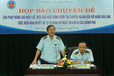 Ông Ngô Minh Hải - Phó Cục trưởng Cục Giám sát hải quan trả lời báo chí về các vấn đề liên quan đến kiểm tra chuyên ngành.