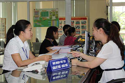 Cán bộ thuế hỗ trợ DN làm thủ tục hoàn thuế. (Ảnh chụp tại bộ phận "một cửa" của Cục Thuế tỉnh Thái Nguyên).