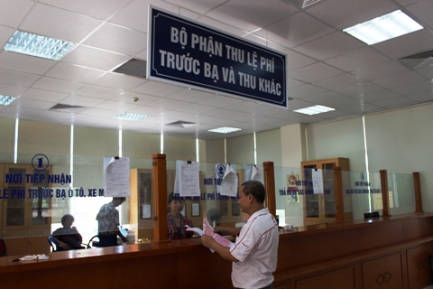 Làm thủ tục nộp phí trước bạ tại Chi cục Thuế huyện Ứng Hòa, Hà Nội. Ảnh: NM.