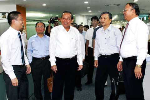 Phó Thủ tướng Trương Hòa Bình (đứng giữa) thăm Cục Công nghệ thông tin, Tổng cục Thuế.