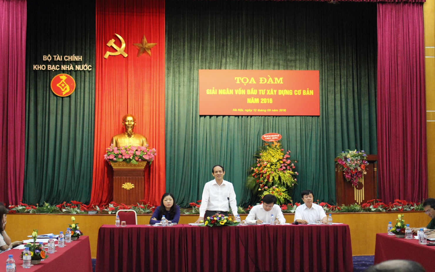 Đ/c Nguyễn Việt Hồng – PTGĐ KBNN phát biểu tại buổi tọa đàm