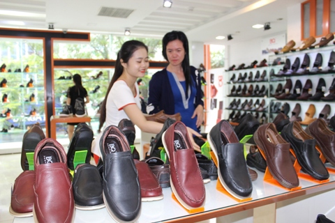 Các doanh nghiệp nhỏ và vừa trên toàn quốc sẽ được tập huấn về chế độ kế toán theo quy định mới. Ảnh chụp tại Cửa hàng giới thiệu sản phẩm của Công ty giày BQ Đà Nẵng. Ảnh: NM.