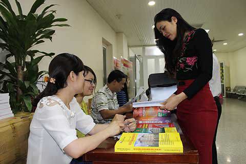 DN tìm hiểu chính sách thuế mới bên lề Hội nghị tập huấn chính sách thuế mới của Cục Thuế TP.Hà Nội.