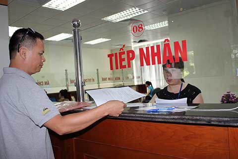 DN làm thủ tục khai thuế tại Văn phòng Cục Thuế Nghệ An.