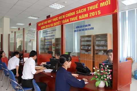 Cán bộ thuế Chi cục Thuế huyện Gia Lâm đã sử dụng thư điện tử để trao đổi với người nộp thuế. Ảnh: NM.
