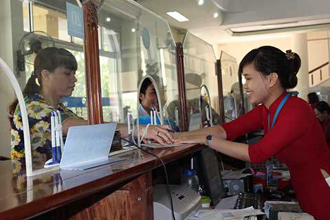 Khách hàng làm thủ tục nộp thuế điện tử tại Ngân hàng Vietinbank.