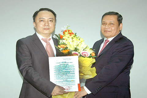 Ông Đinh Nam Thắng (bên trái) chính thức nhận nhiệm vụ Cục trưởng Cục Thuế Ninh Bình từ ngày 1/11/2016. Ảnh: Mạnh Huy