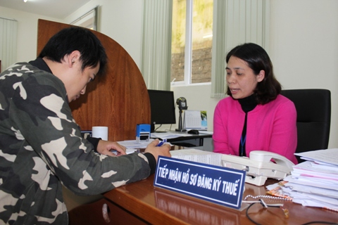 Tiếp nhận hồ sơ khai thuế tại bộ phận "một cửa" của Chi cục Thuế TP.Đà Lạt, tỉnh Lâm Đồng. Ảnh: NM.