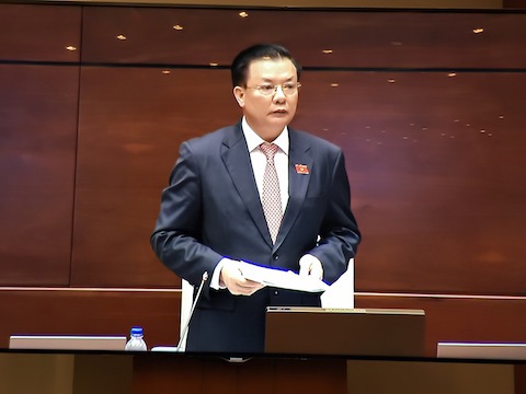 Bộ trưởng Bộ Tài chính Đinh Tiến Dũng trình bày tại Quốc hội.