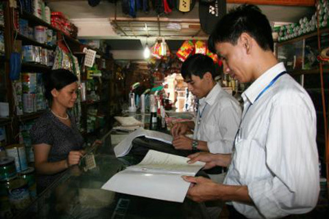 Cán bộ thuế huyện Than Uyên kiểm tra thuế tại hộ kinh doanh (ảnh minh họa: Phương Ly)